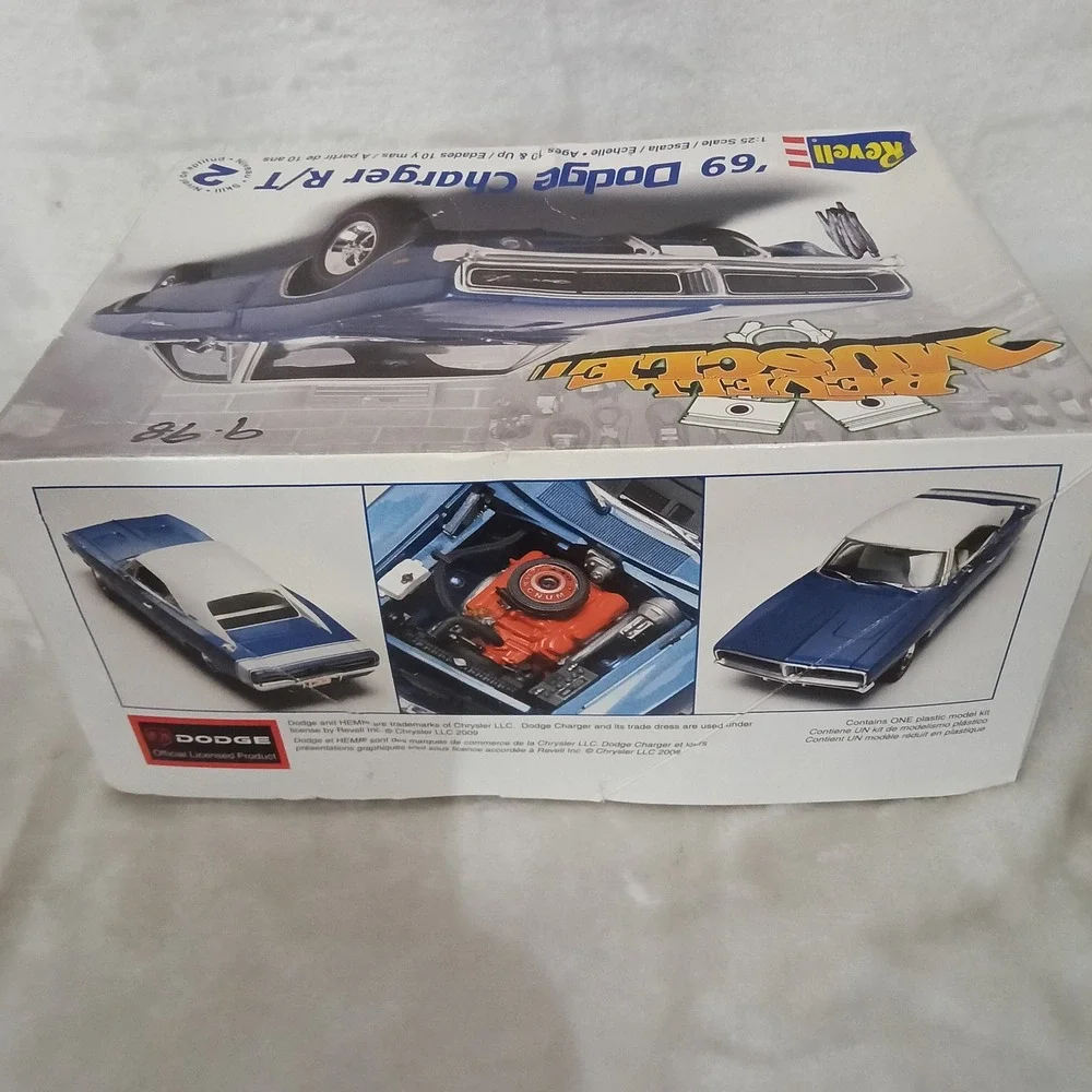 Revell Muscle 69 Dodge Charger R/T 1:25 Scale Model Car Kit 85-2546 Skill 2